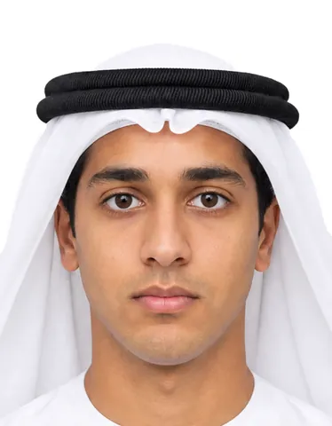 Example UAE Visa Photo: a young man wearing a white kandura, ghutra and agal, 35×45 mm, white background (fictional AI-generated model)