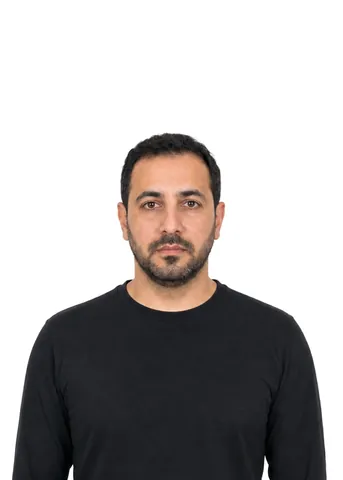 Wrong Canada Passport Photo: the head is too small in the frame (fictional AI-generated model)